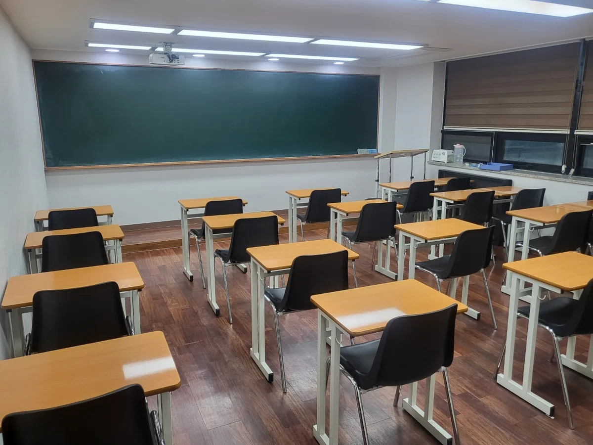 중구 동산동 스터디룸 미팅룸 장비 주변 정밀 위생청소 사례 - 행진크린