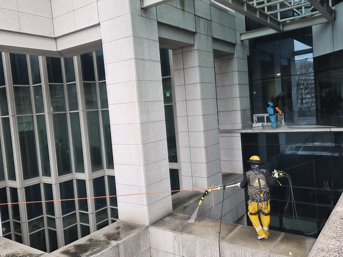 북구 금호동 상가건물 옥상 파라펫 장비 주변 정밀 위생청소 사례 - 행진크린