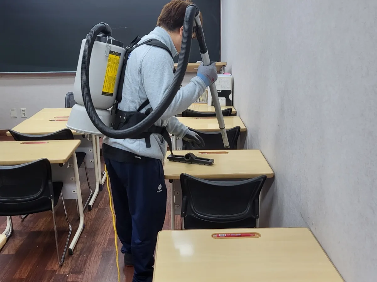 동구 사복동 학교 현관·중앙홀 바닥 위생청소 사례 - 행진크린