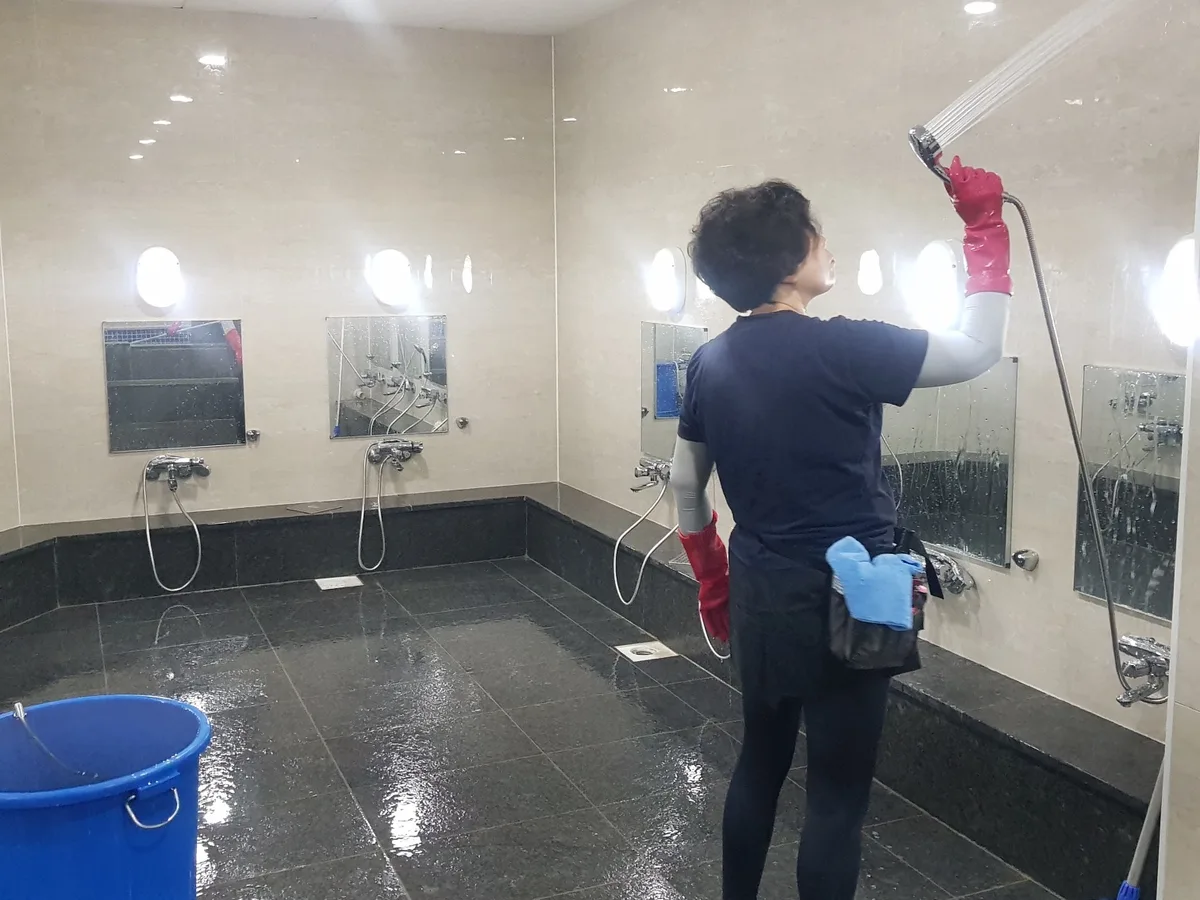 군위군 소보면 목욕탕 탈의실·파우더룸 바닥 위생청소 사례 - 행진크린